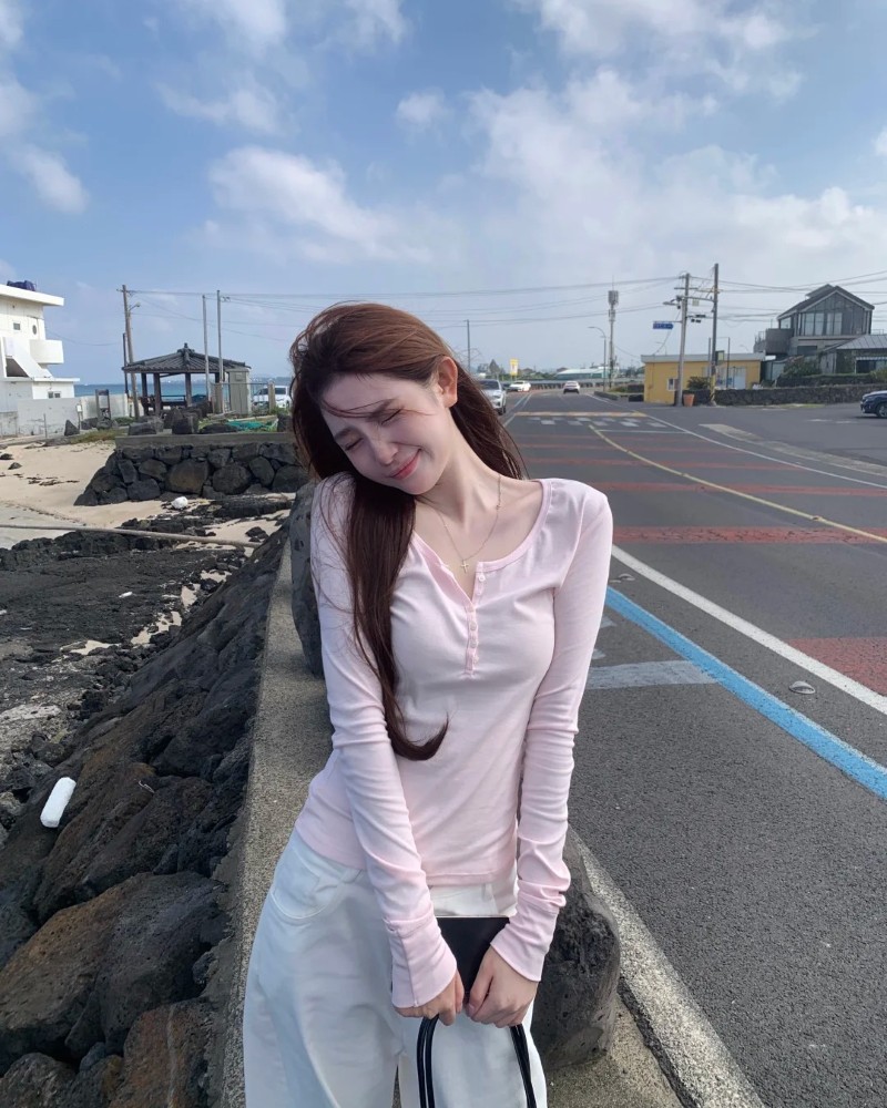 Cô gái Hàn Quốc đi dạo trên cầu với gió thổi nhẹ