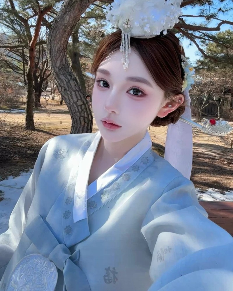 Cô gái Hàn Quốc pose dáng ngoài trời trong áo khoác xanh