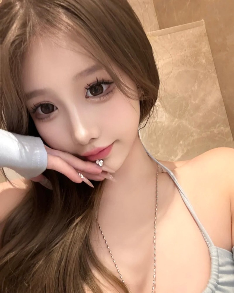 ảnh gái xinh hàn quốc tựa tay lên má trong ánh sáng dịu