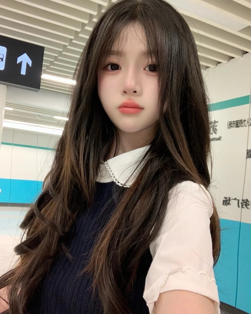 Cô gái Hàn Quốc chụp ảnh với áo len be