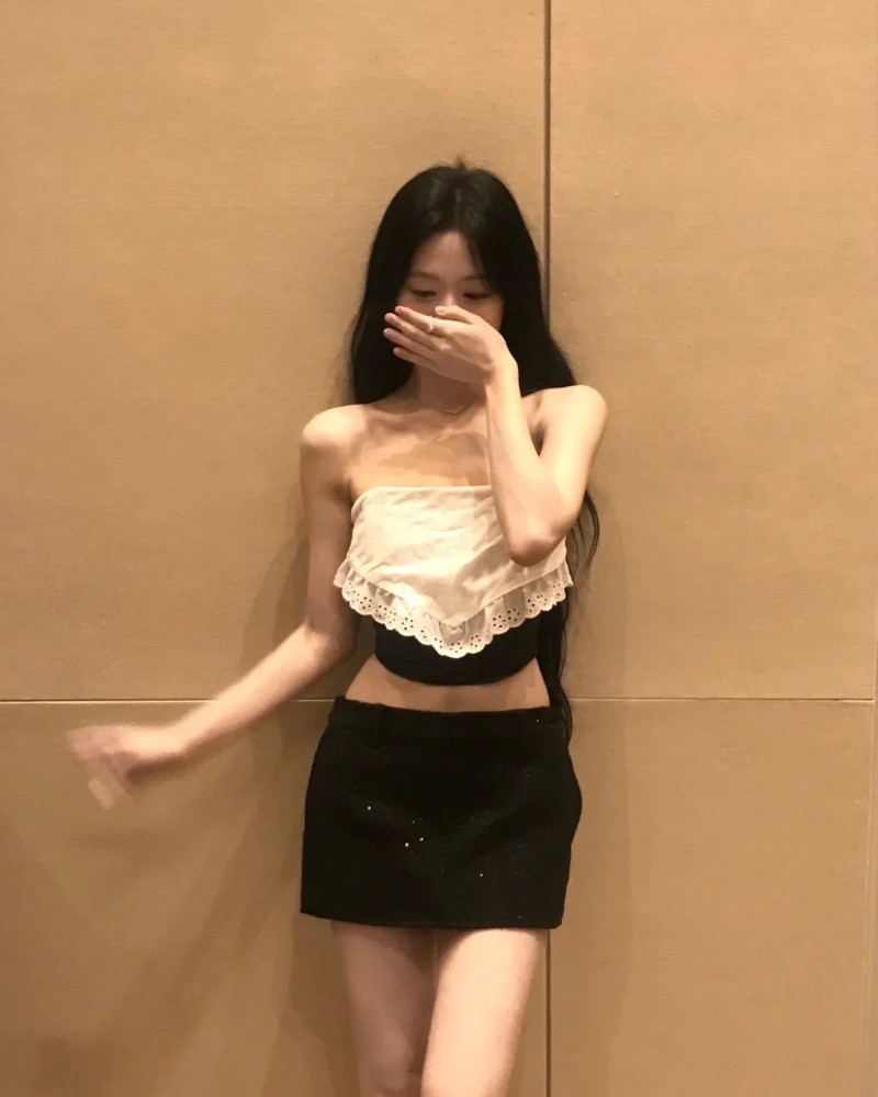 Cô gái Hàn Quốc pose dáng tự tin trong váy ôm