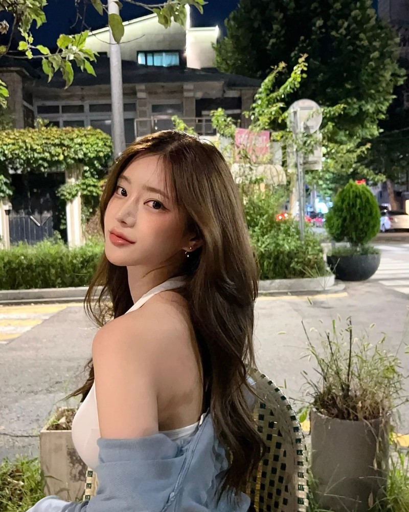 Cô gái Hàn Quốc tạo dáng trong khu vườn nhỏ