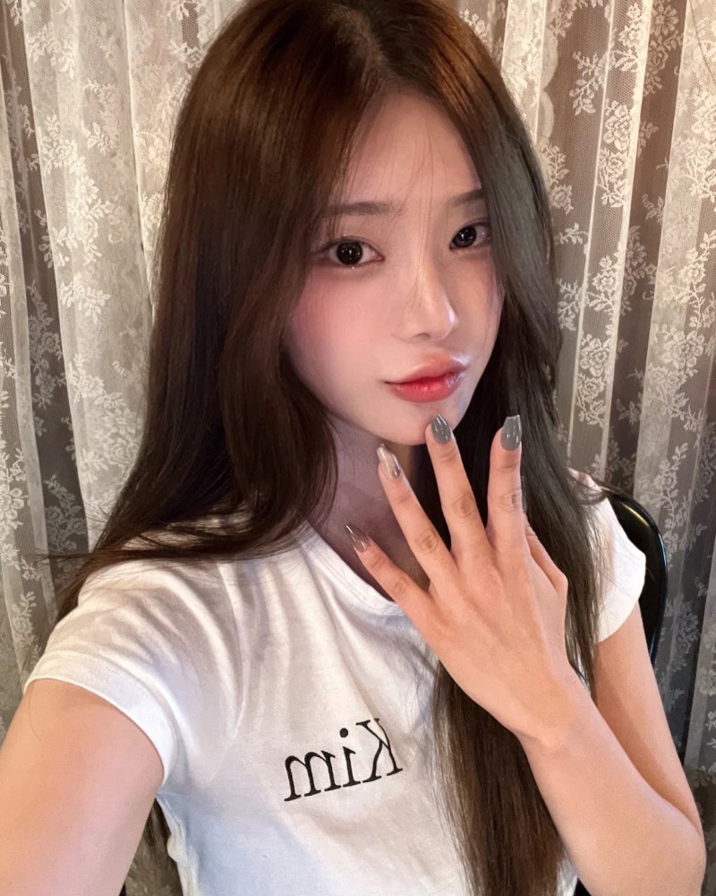 Cô gái Hàn Quốc mặc áo thun trắng cười rạng rỡ