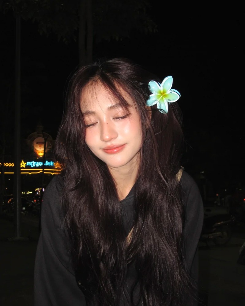 Cô gái Hàn Quốc chụp ảnh trong phòng với đèn vàng