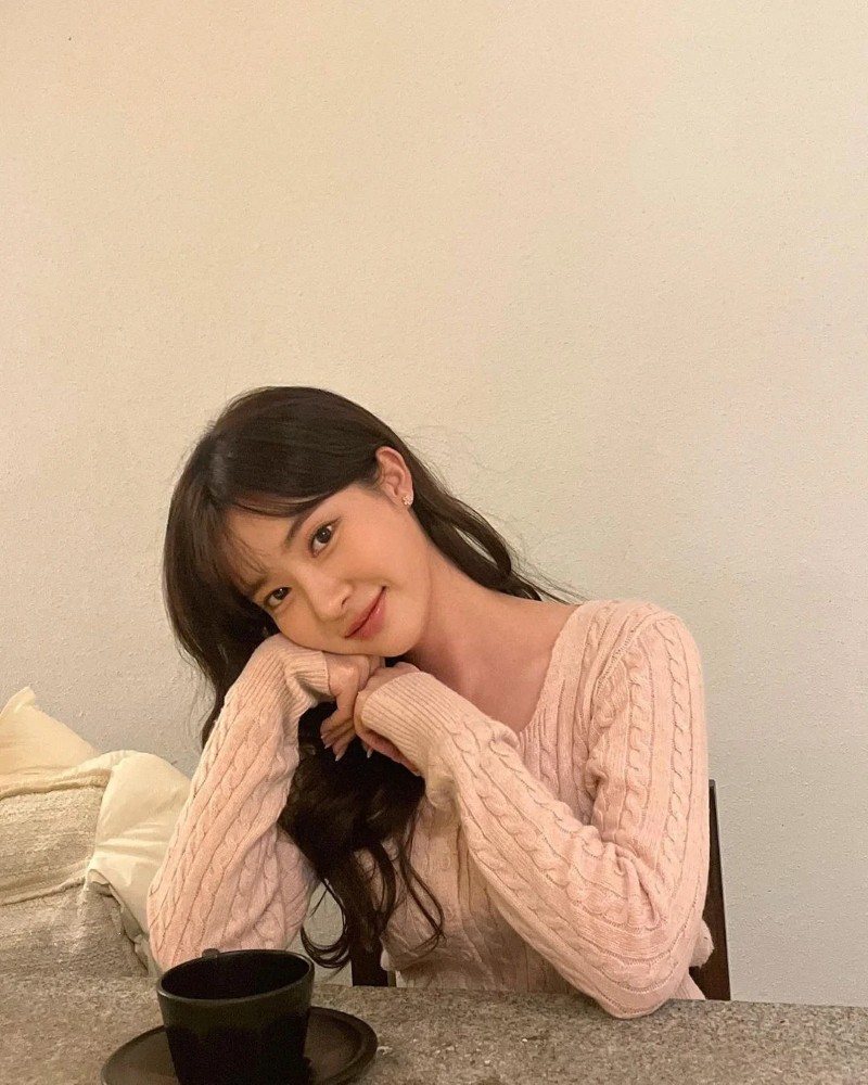 Cô gái Hàn Quốc nằm trên nệm với tạo dáng dễ thương