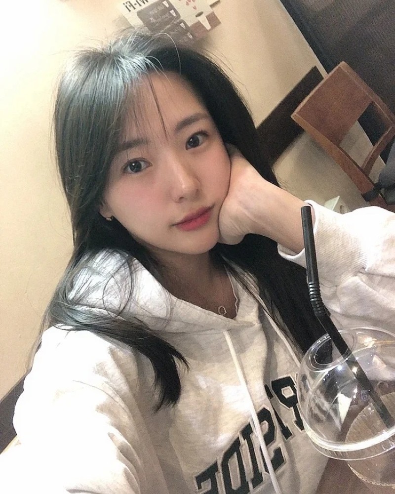 Cô gái Hàn Quốc selfie với áo hoodie trắng