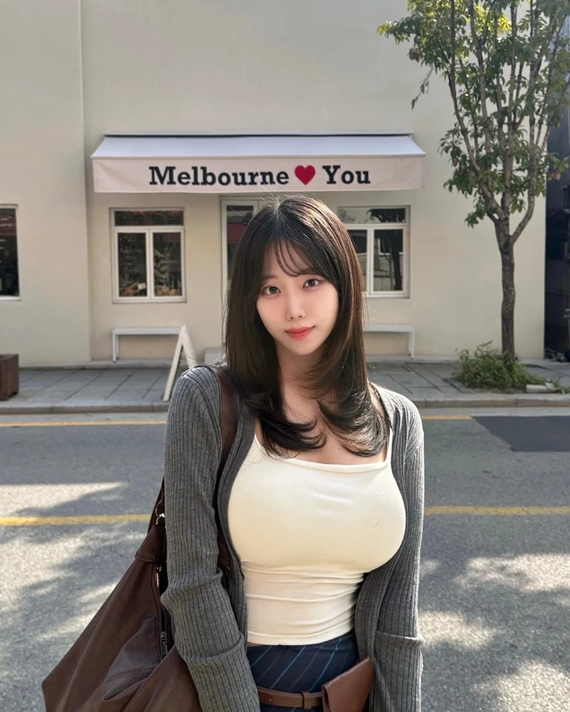 ảnh gái xinh hàn quốc mặc váy trắng đứng trước cửa hàng