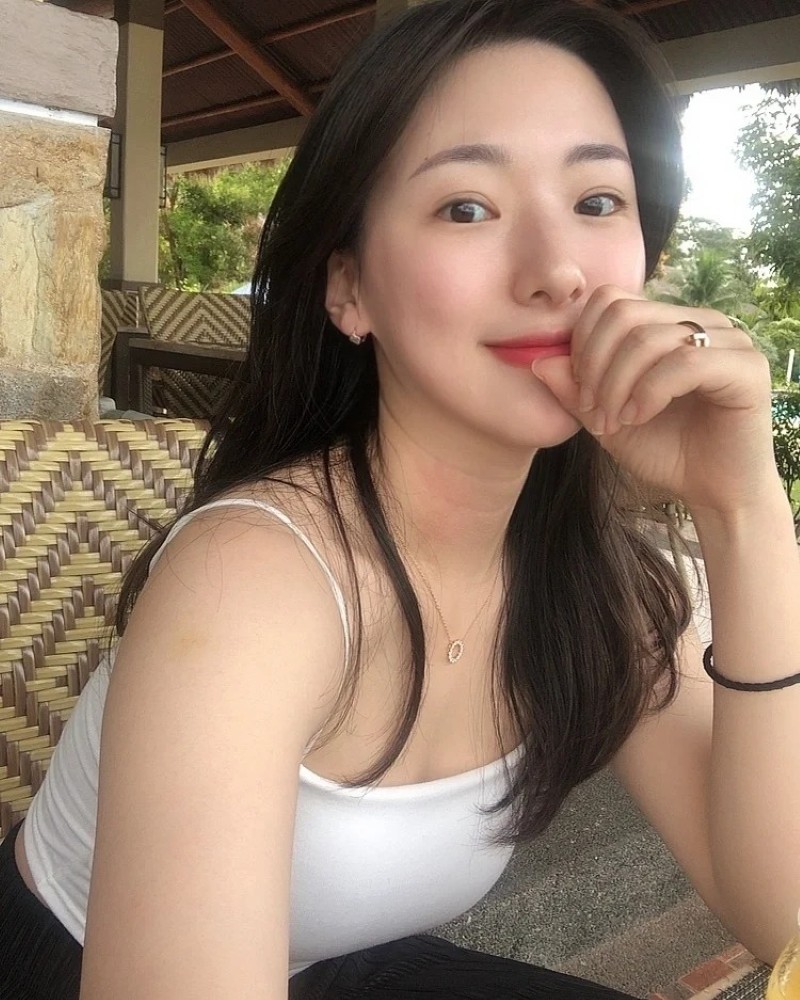 Cô gái Hàn Quốc tóc dài pose dáng trong ánh sáng tự nhiên