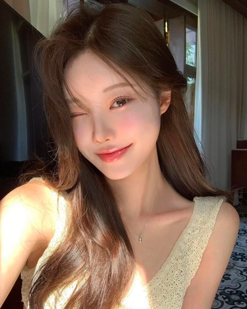 Cô gái Hàn Quốc mỉm cười trong nắng chiều vàng