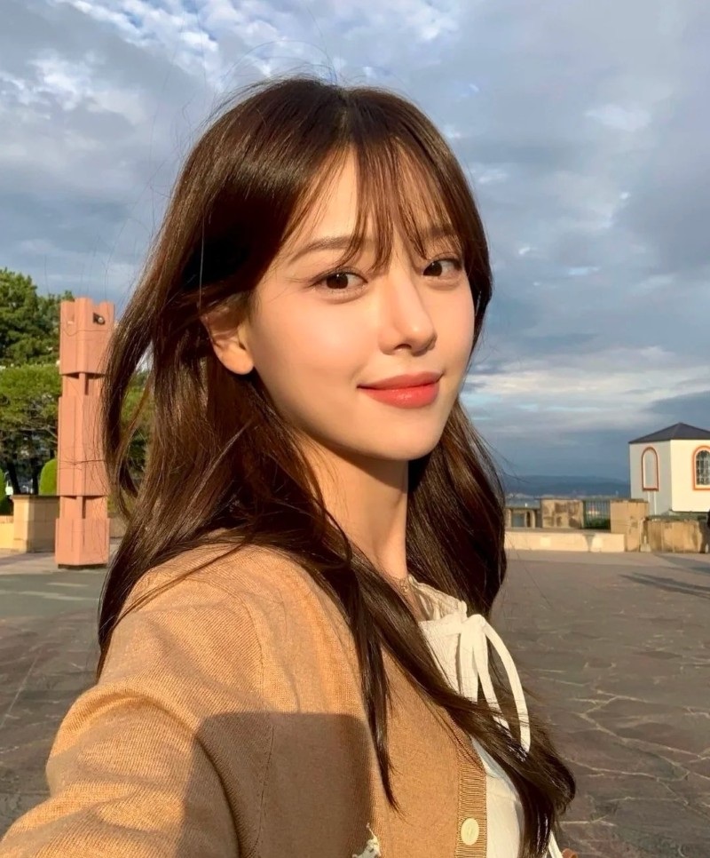 Cô gái Hàn Quốc chụp ảnh trên sân thượng