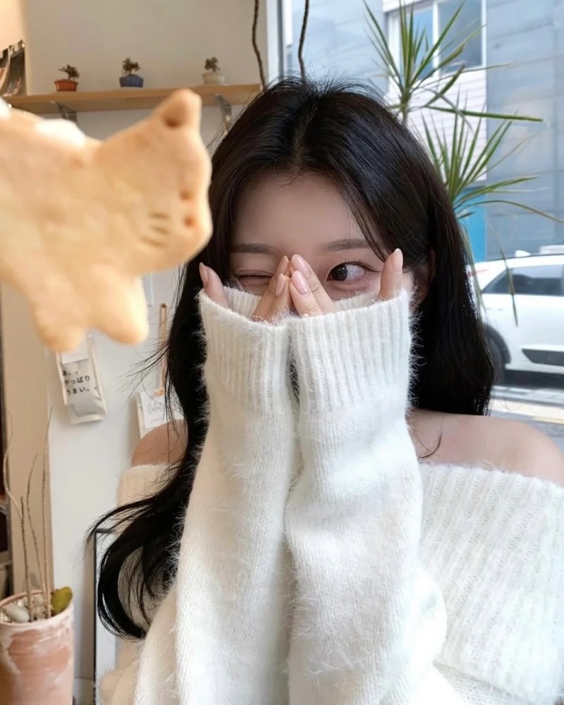 Cô gái Hàn Quốc mặc áo len trắng che mặt đáng yêu
