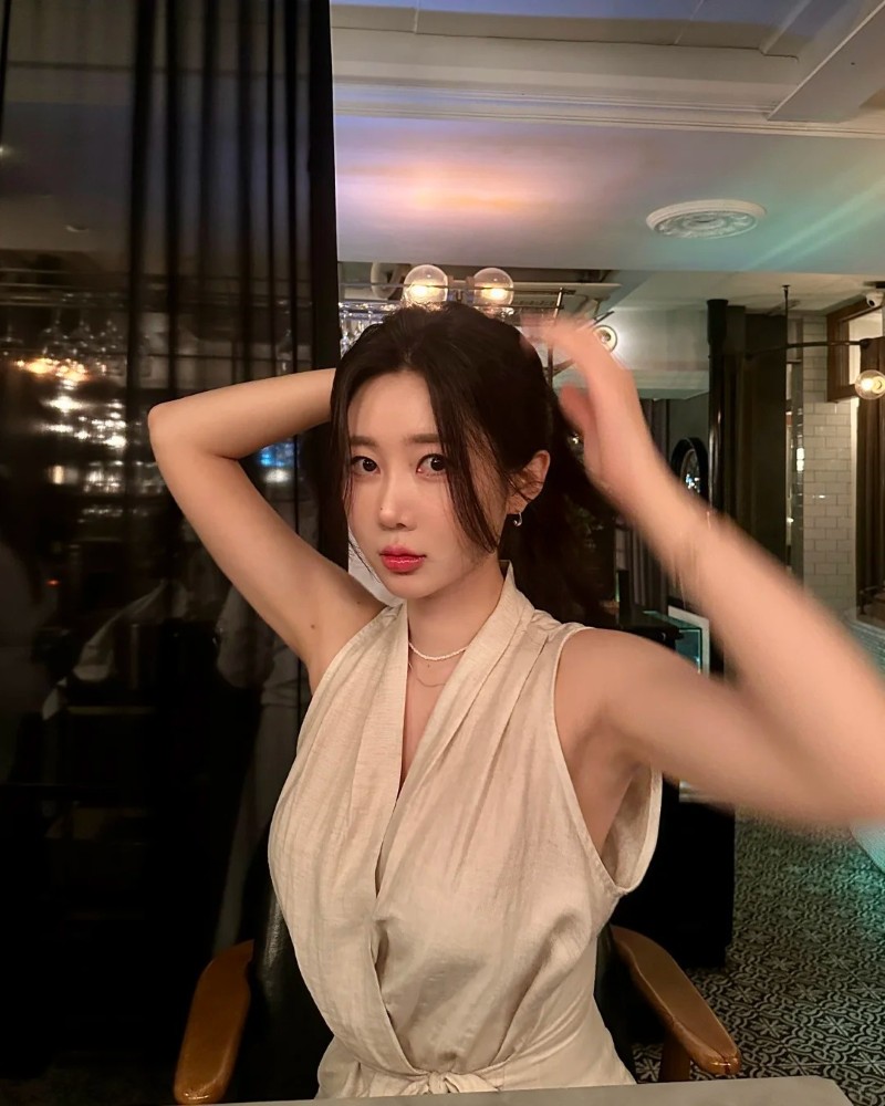 Cô gái Hàn Quốc mặc áo không tay tạo dáng thanh lịch