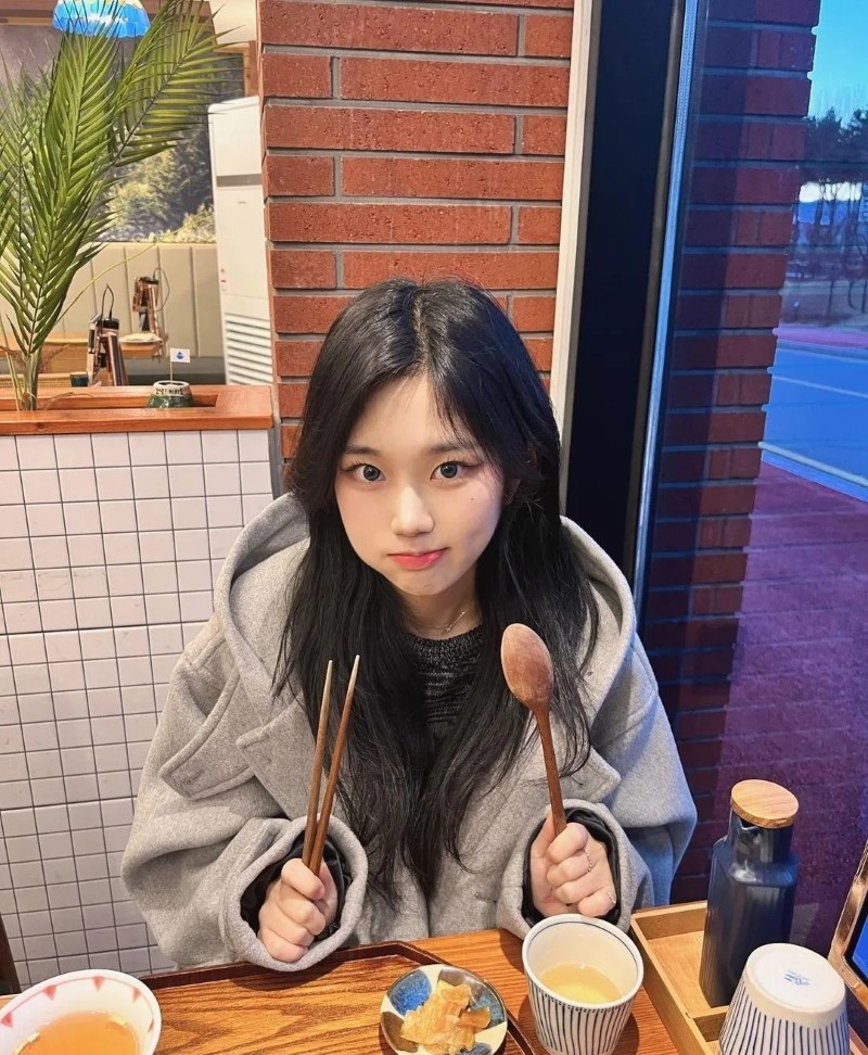 Cô gái Hàn Quốc ngồi tại quán cà phê đọc sách