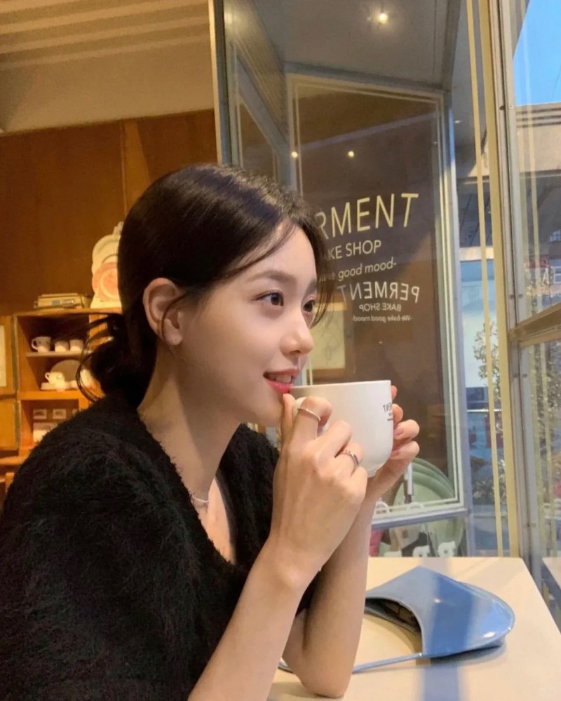 Cô gái Hàn Quốc uống cà phê trong quán phong cách trẻ