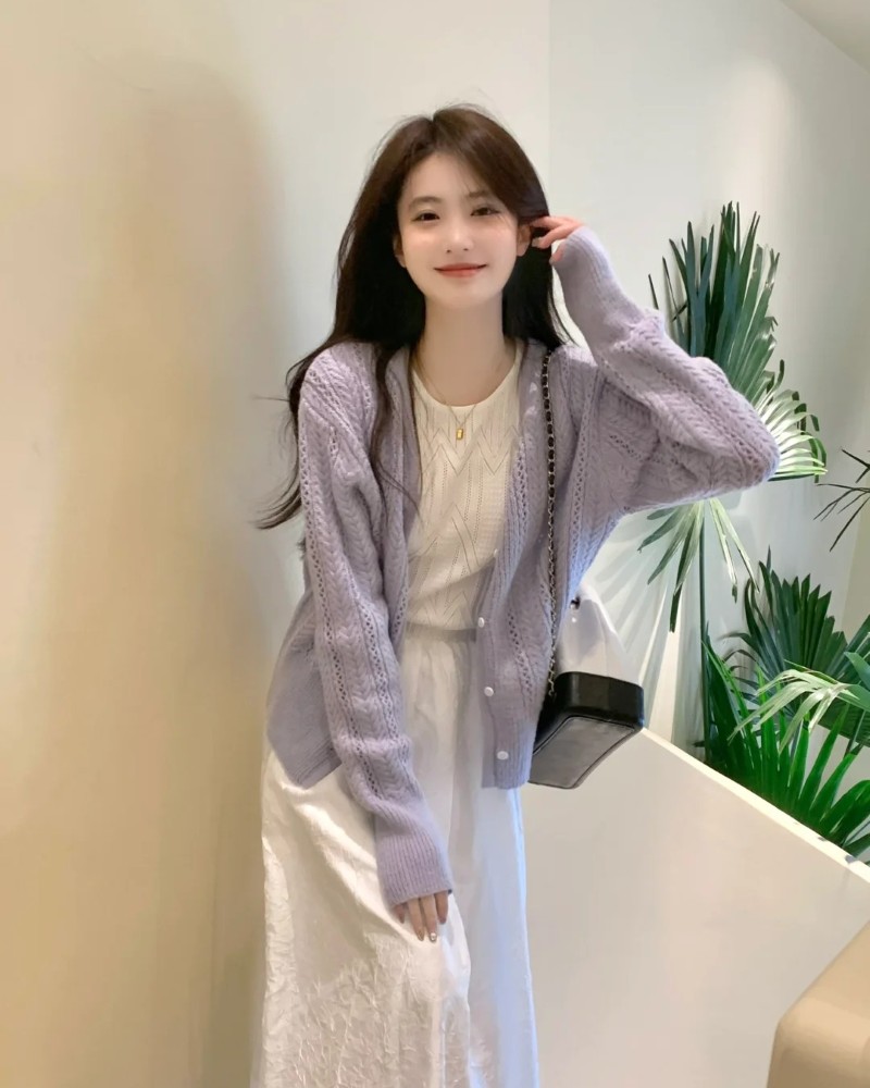 Cô gái Hàn Quốc mặc váy trắng đứng trước nhà gỗ