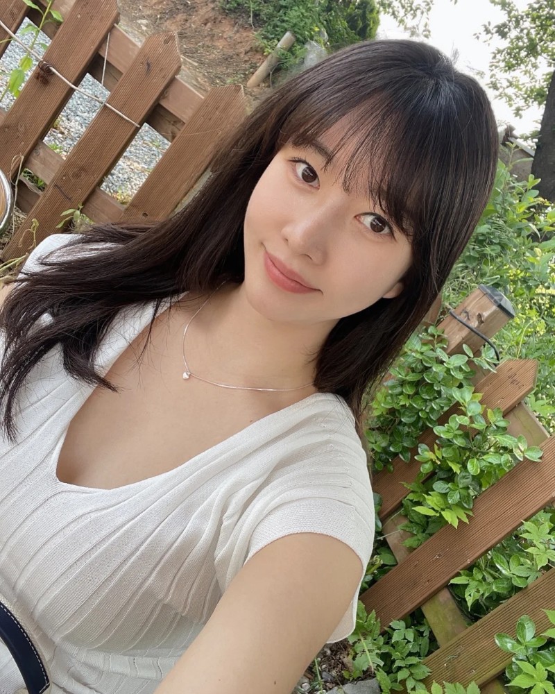 Cô gái Hàn Quốc tạo dáng cạnh bức tường gỗ cổ