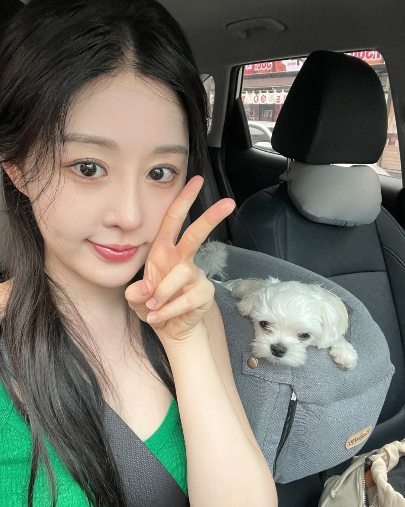 ảnh gái xinh hàn quốc selfie trong xe hơi với áo xanh lá