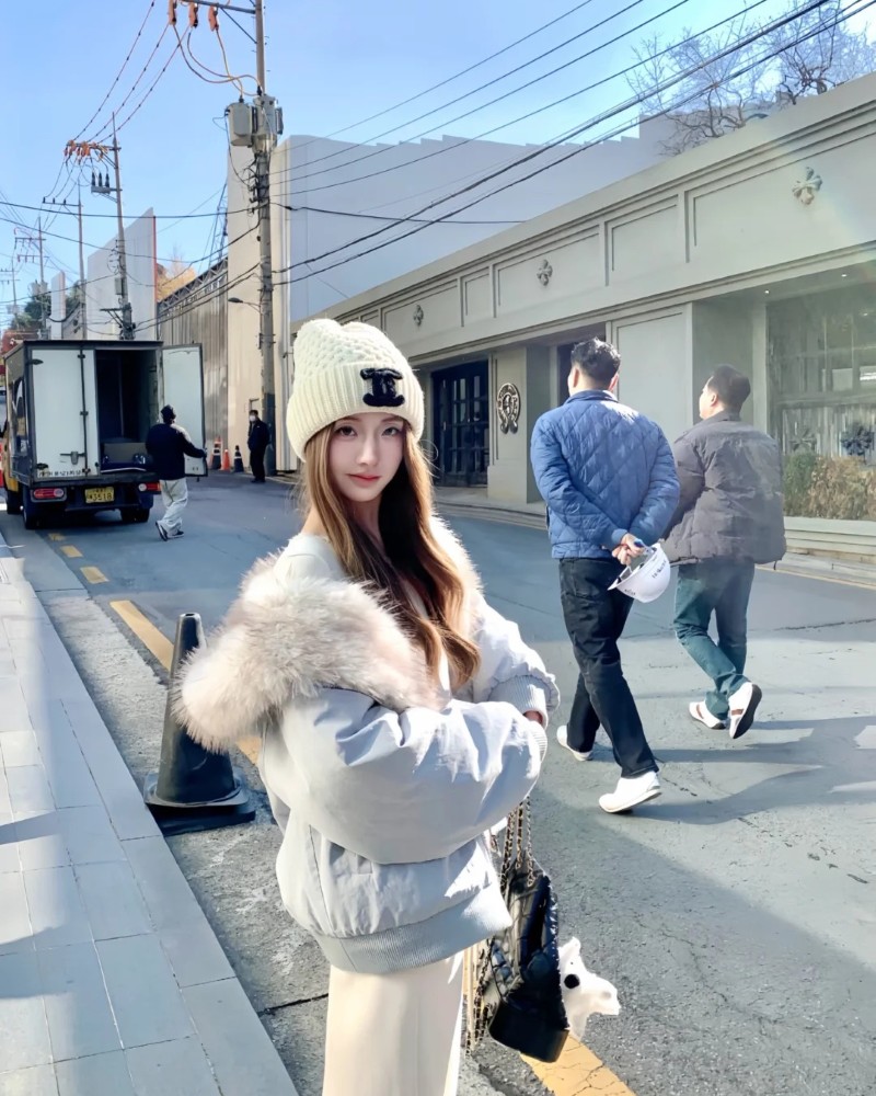 Cô gái Hàn Quốc chụp ảnh dưới ánh nắng ngoài phố