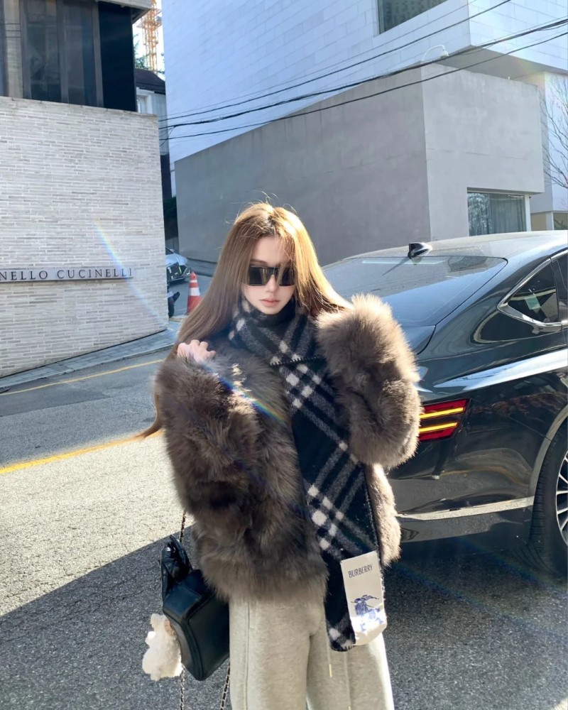 Cô gái Hàn Quốc tạo dáng bên xe hơi phong cách trẻ trung