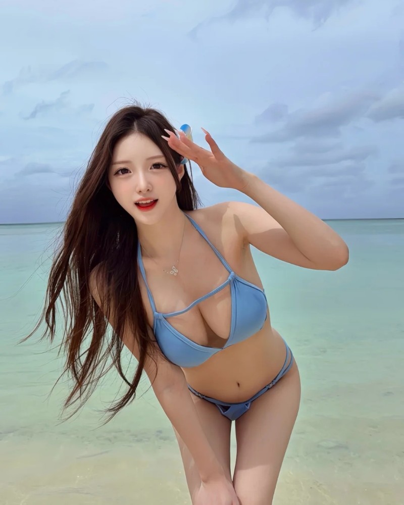 Cô gái Hàn Quốc mặc bikini tạo dáng cạnh biển xanh