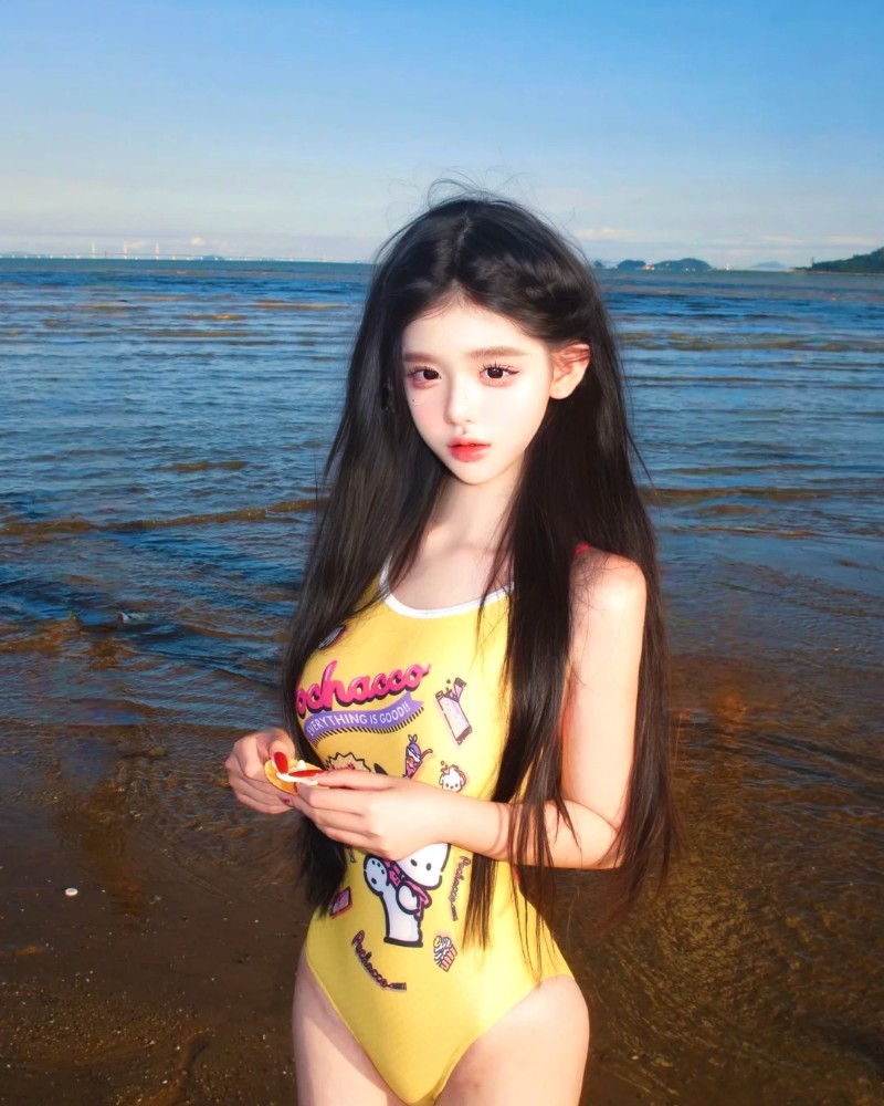 Cô gái đứng trên bãi biển cầm vỏ dừa trên tay