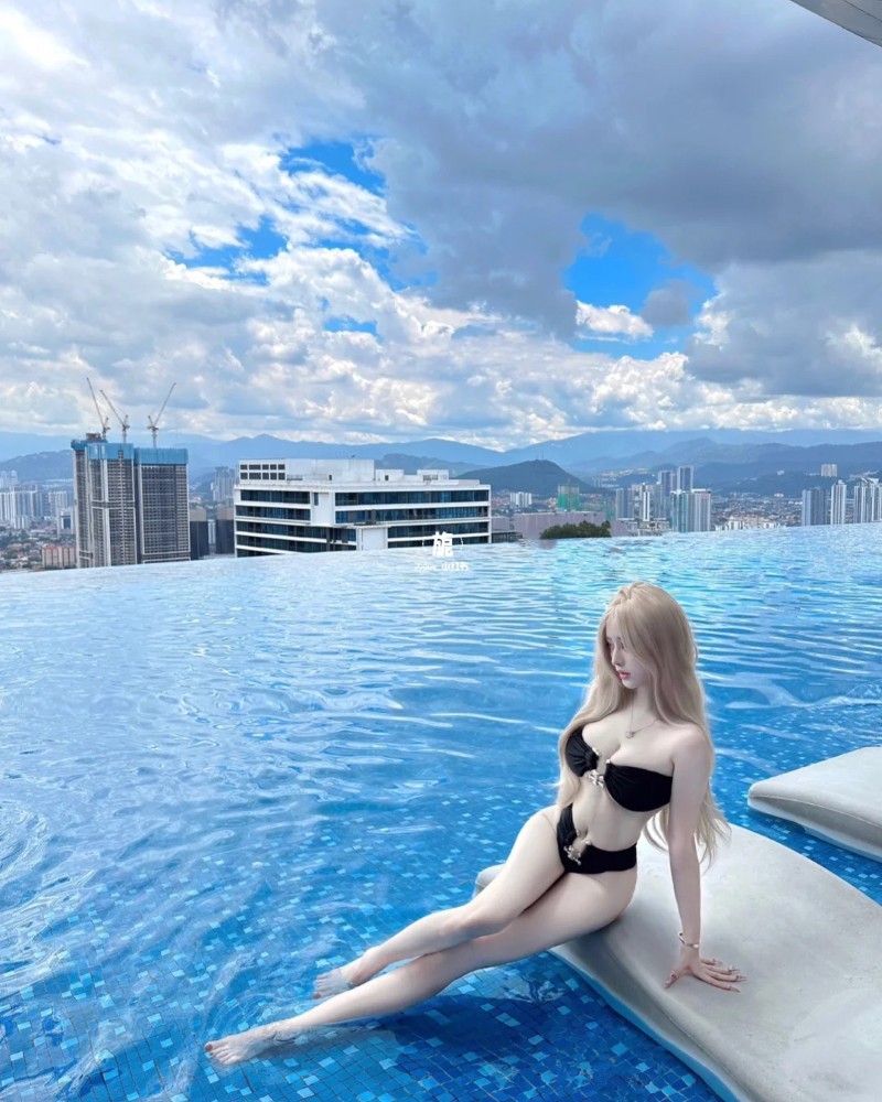 Cô gái chụp ảnh giữa biển với nền sóng nhẹ