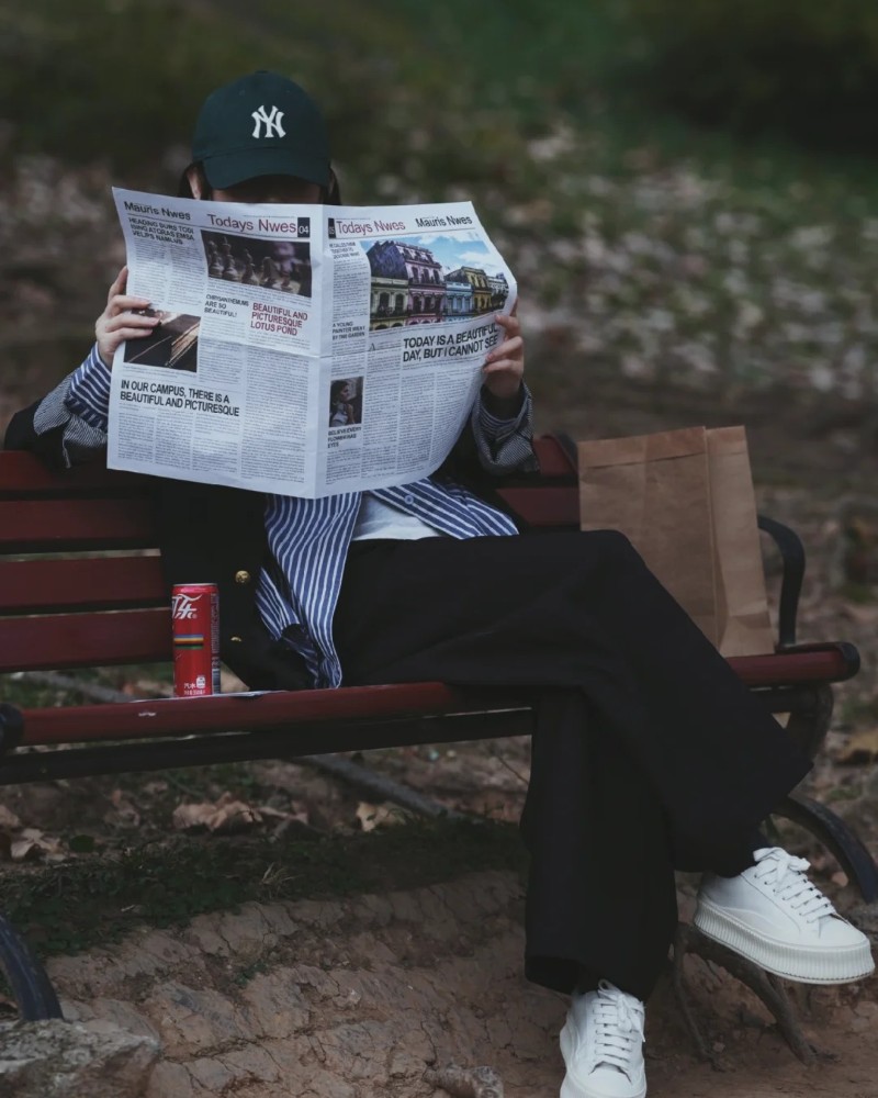 Cô gái đứng khoanh tay trong bộ suit đen