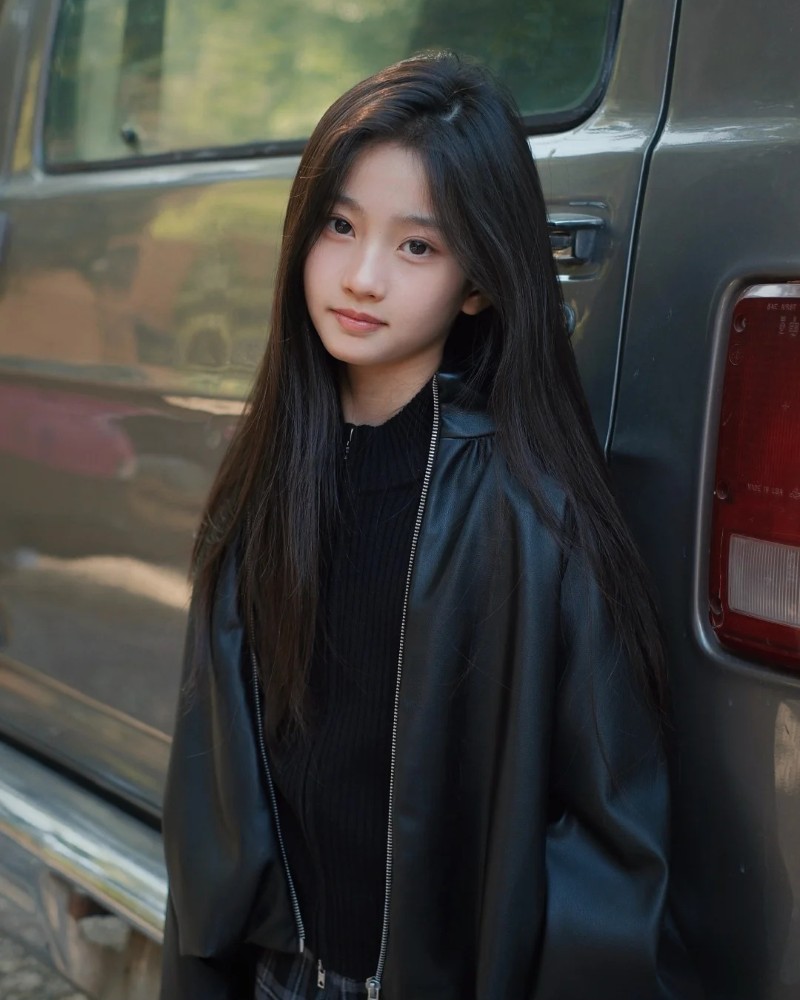 Cô gái đeo kính đen tạo dáng nghệ thuật