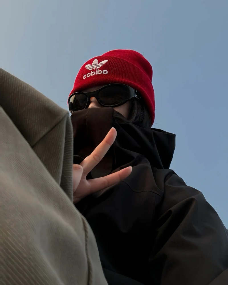 Cô gái mặc áo sweater trắng phong cách đời thường