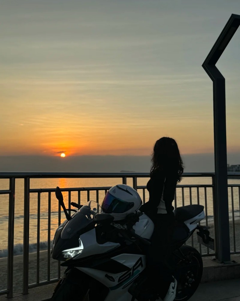 Cô gái tạo dáng bên lan can với biểu cảm lạnh