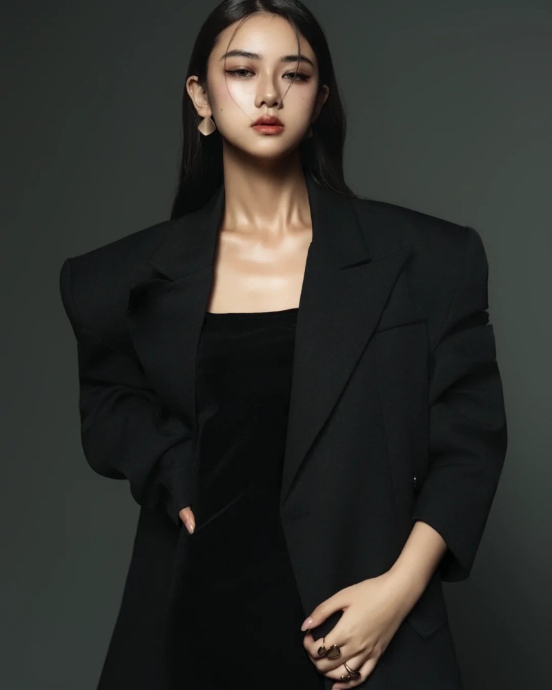 Cô gái đeo kính râm ngồi trên ghế ngoài trời