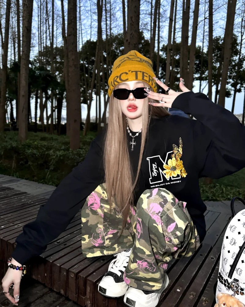 Cô gái pose dáng trong bãi xe phong cách bụi