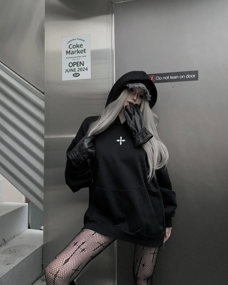 Cô gái khoác blazer đen tạo dáng nghiêng người