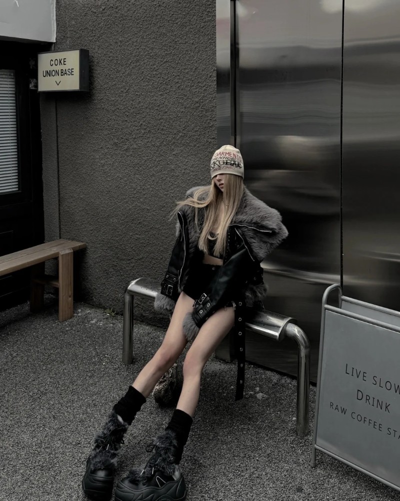 Cô gái diện áo khoác bomber đen cá tính