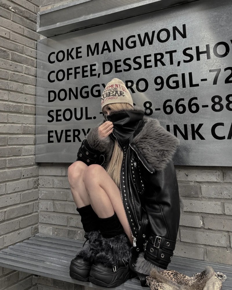 Cô gái ngồi trên ghế gỗ tạo vibe lạnh