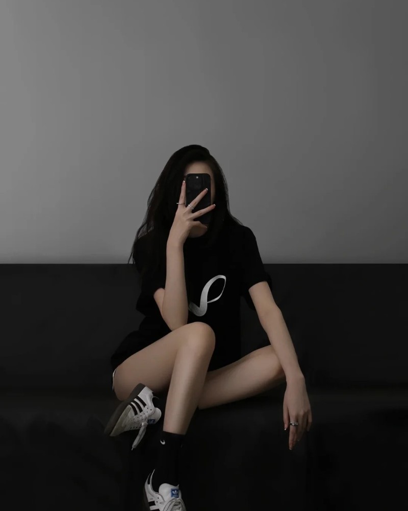 Cô gái pose dáng với áo cardigan xám