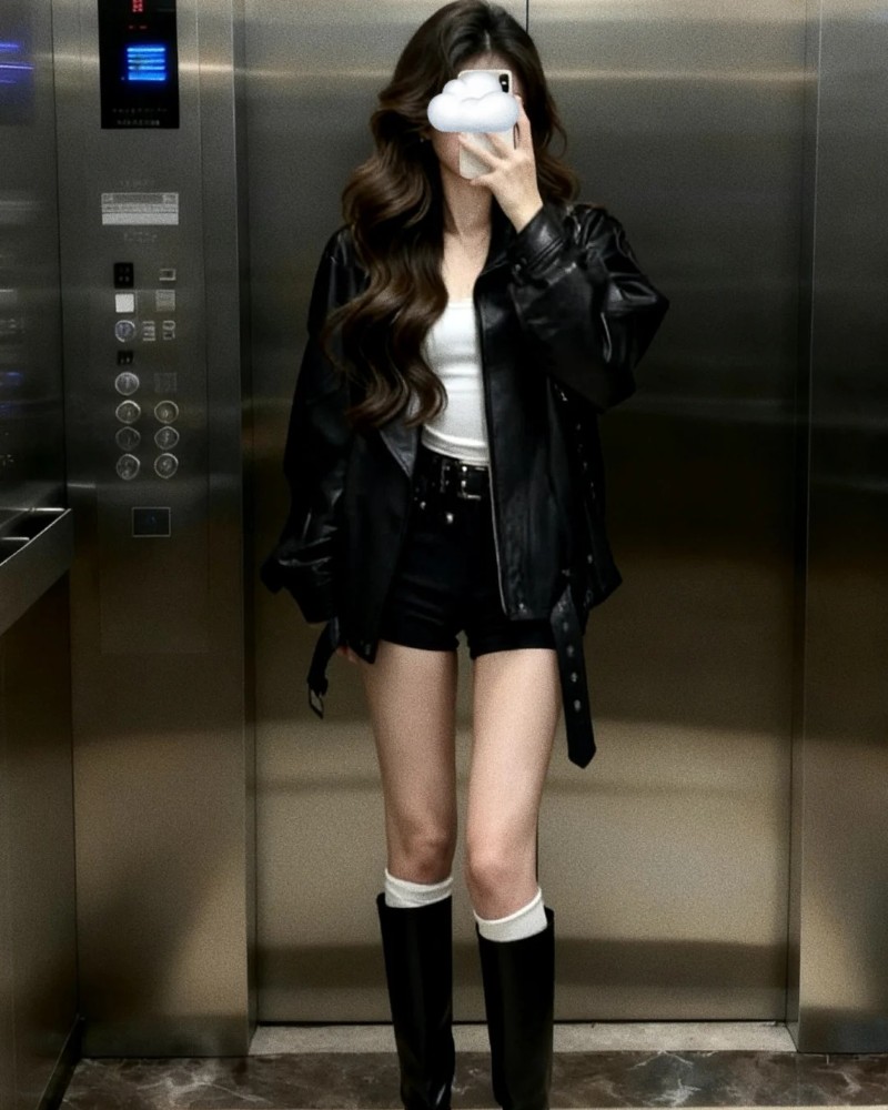 Cô gái giơ tay trước ống kính với phong cách mạnh mẽ