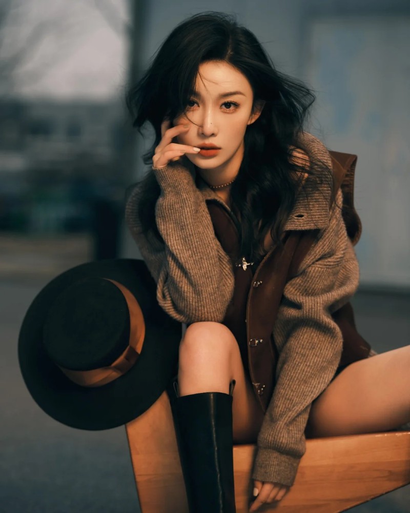 ảnh gái xinh ngầu ngồi vắt chân mặc đồ đen cá tính