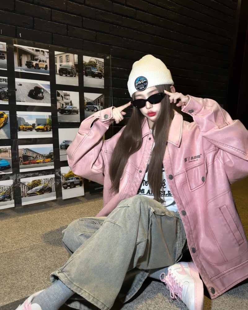 cô gái tạo dáng ngồi ngầu