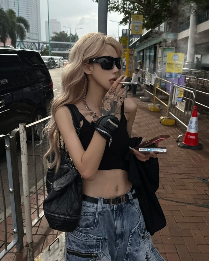 Cô gái diện áo ba lỗ đen và quần thun rộng