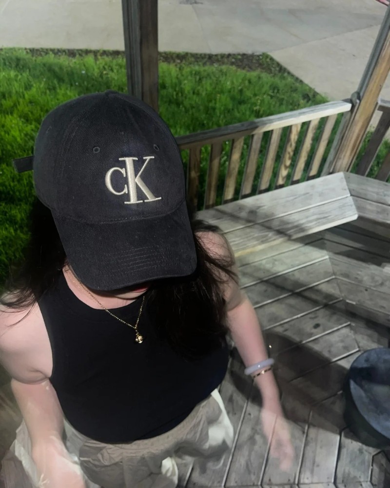 Cô gái đội mũ đen che mặt tạo dáng street style