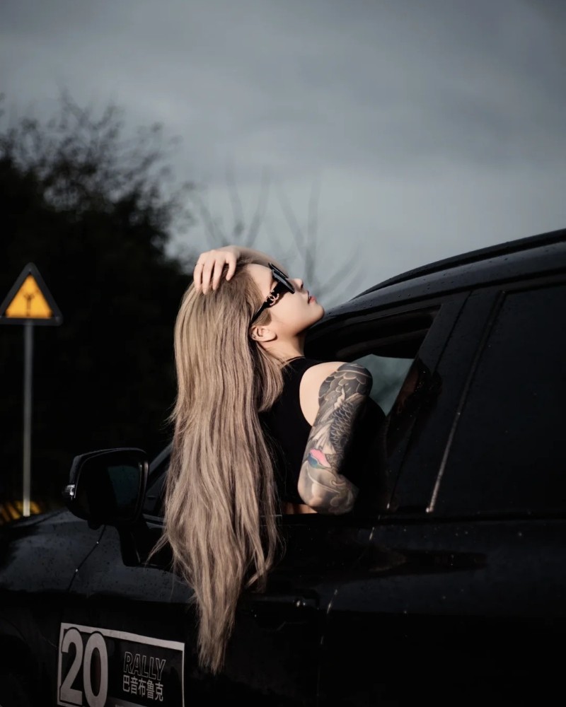 Cô gái ngồi nghiêng người trong ánh sáng yếu