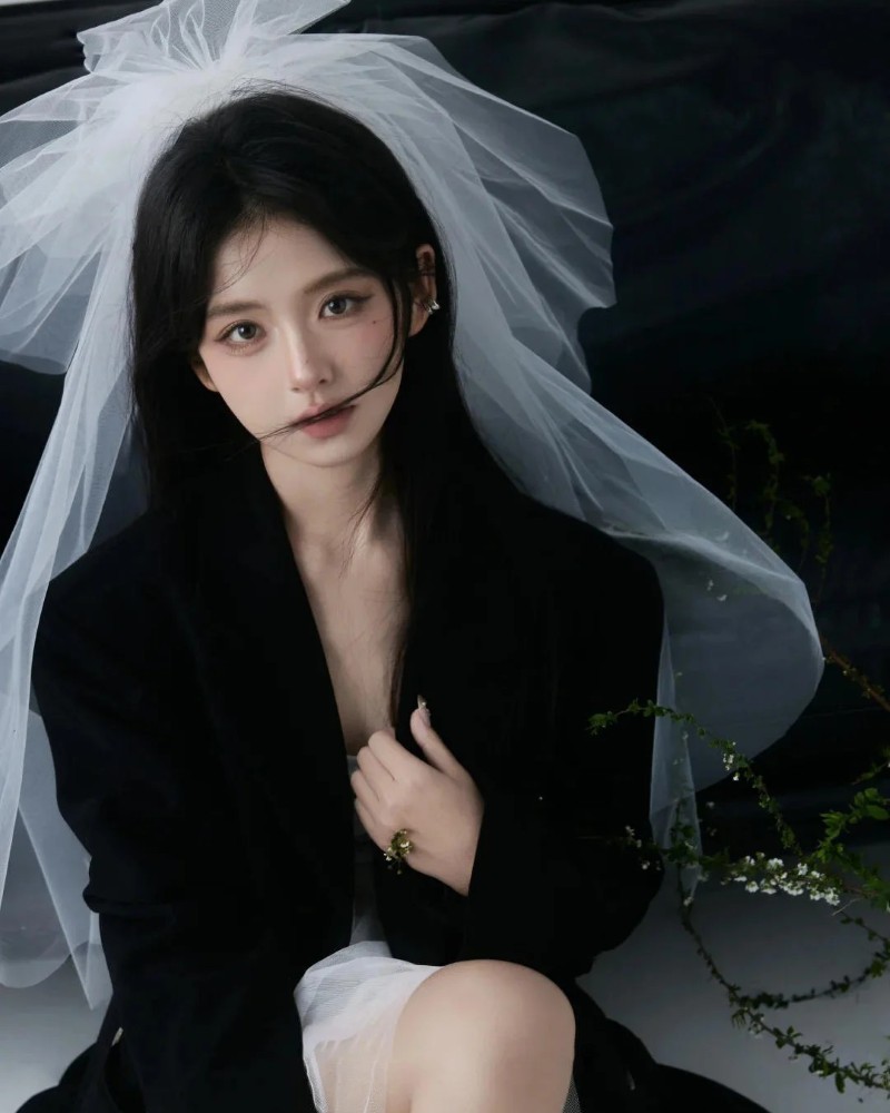 cô gái ngầu trong outfit đen