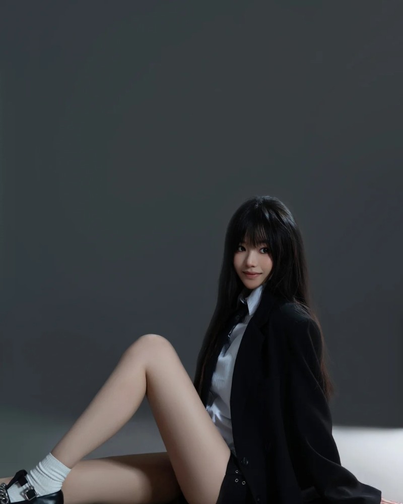 Cô gái mặc áo tank top đen và quần jeans