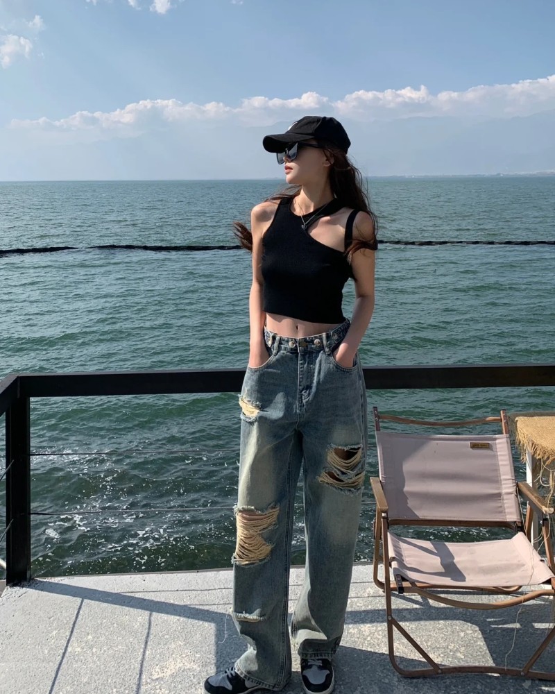 Cô gái tạo dáng bên bờ biển phong cách cool