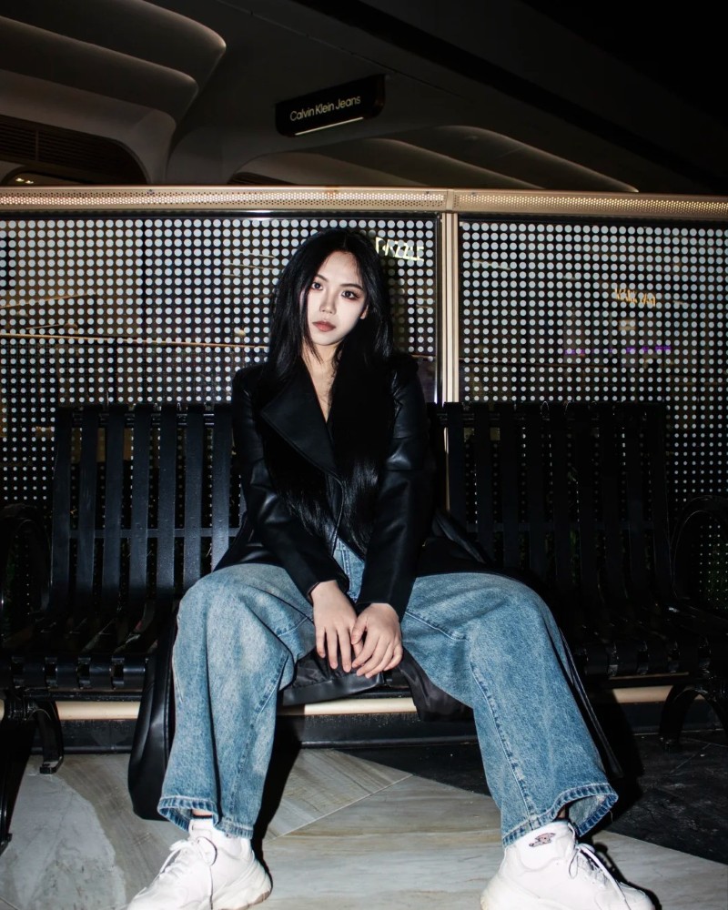 Cô gái mặc đồ denim tạo vibe classic street