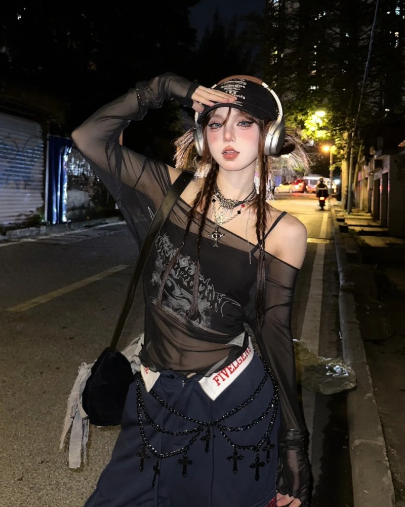 Cô gái giơ máy ảnh selfie phong cách ngầu