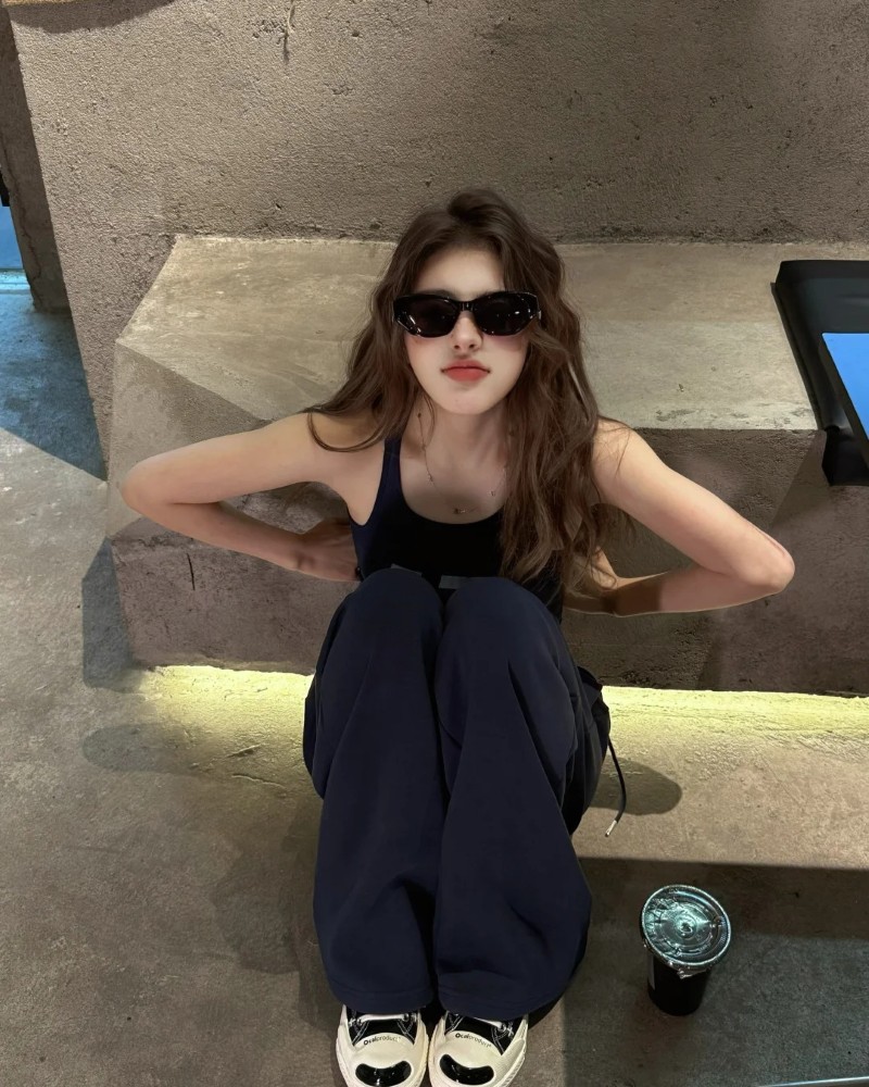 Cô gái đeo kính vuông tạo thần thái lạnh