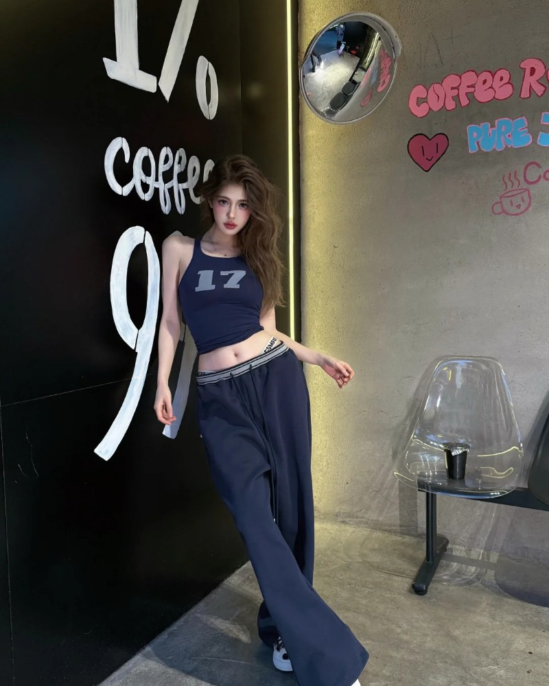 Cô gái dựa vào cột đèn trong phố