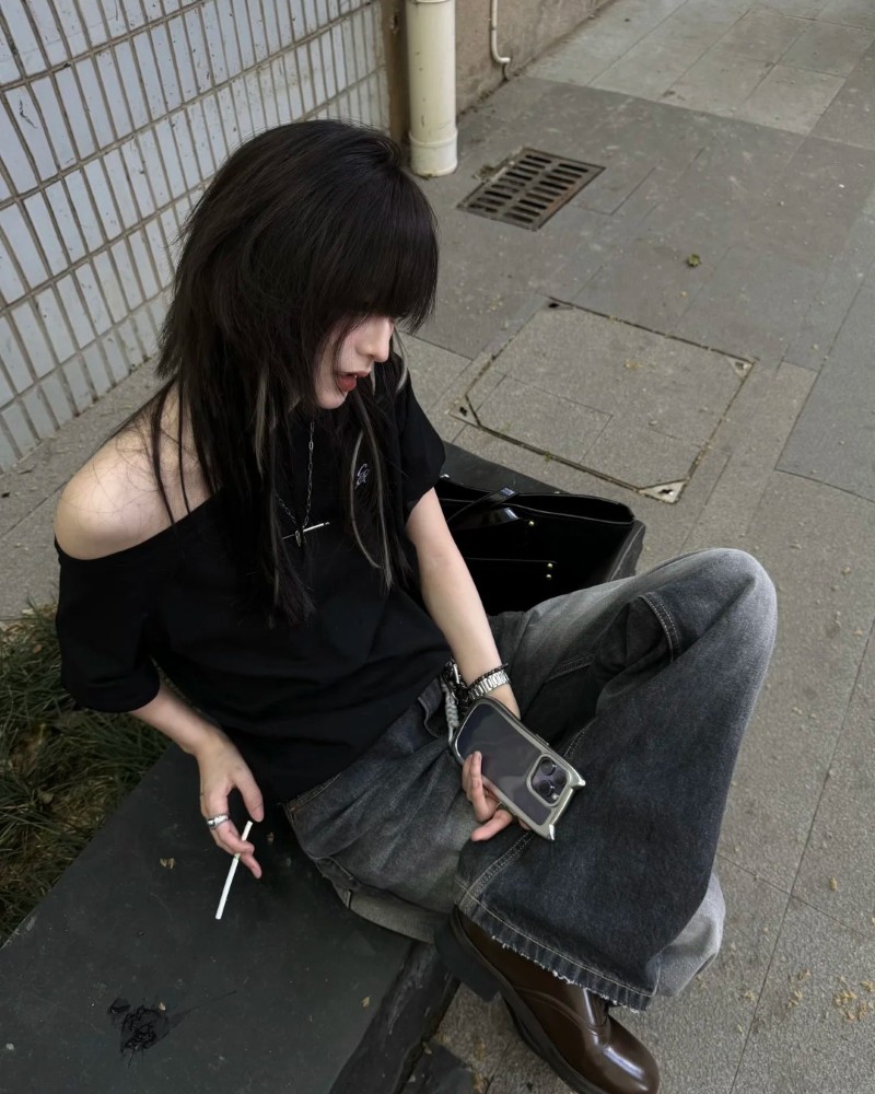 ảnh gái xinh ngầu đứng tạo dáng ngầu trước tòa nhà hiện đại